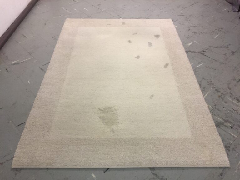 Teppich mit Flecken
